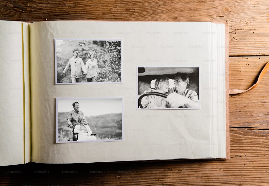 Album photo ancien sur table en bois